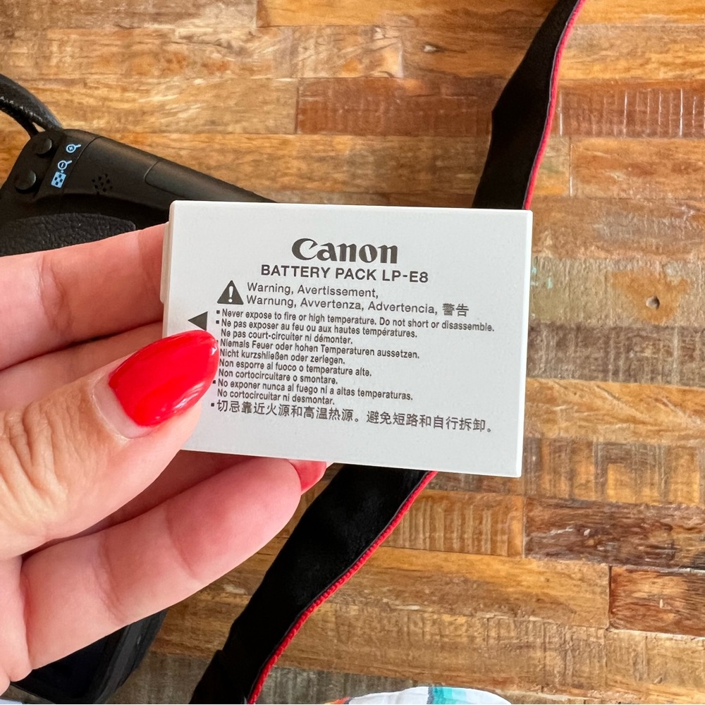 Canon EOS Rebel T2i DSLR Camera with EF-S 18-55mm f/3.5-5.6 IS Lens - Picture 10 of 10